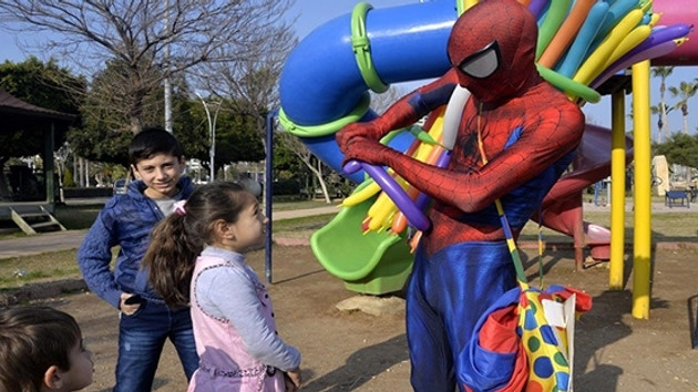 Mühendislik okudu Spiderman kostümüyle balon satıyor