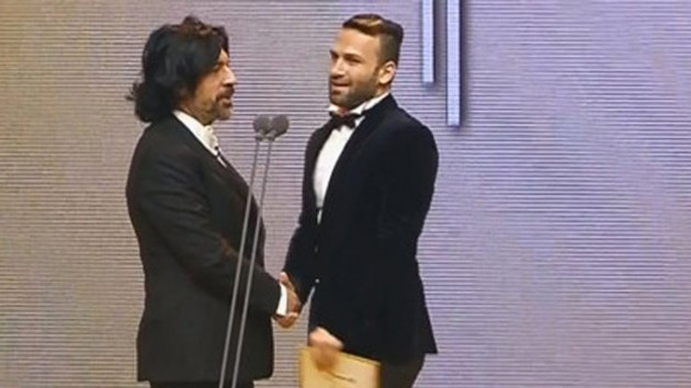 Altın Kelebek�te şok görüntü! Birden sahneye fırladı ve Altın Kelebek�te şok görüntü! Birden sahneye fırladı ve