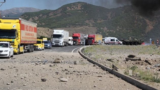 Şırnakta askeri aracın geçişi sırasında patlama: 7 asker yaralı Şırnakta askeri aracın geçişi sırasında patlama: 7 asker yaralı