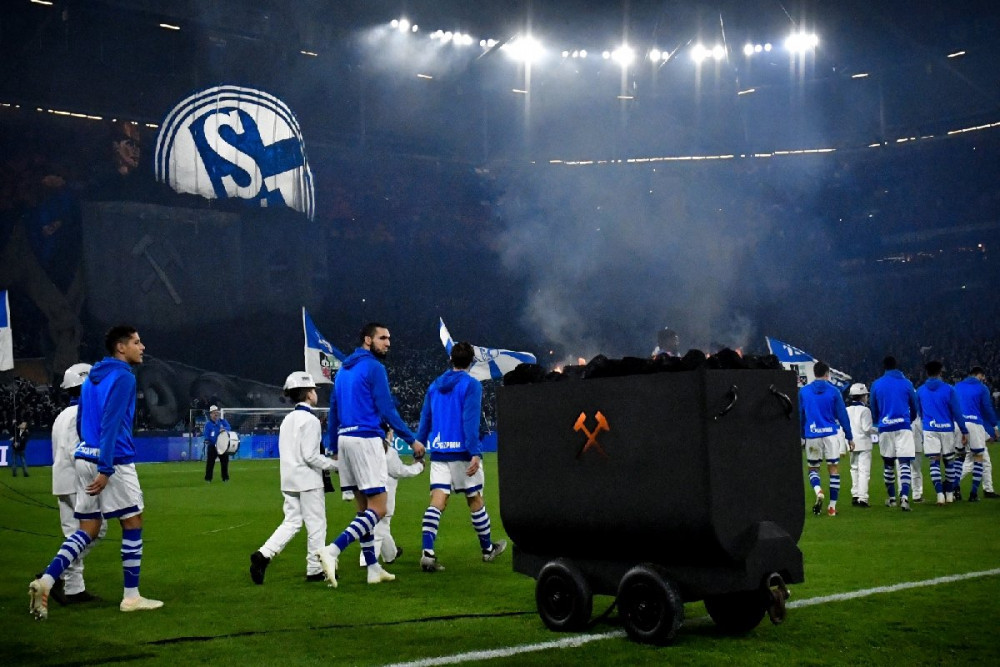 Schalke 2 bin madenciyi tribünde ağırladı, takım logosunu bir maçlığına değiştirdi Schalke 2 bin madenciyi tribünde ağırladı, takım logosunu bir maçlığına değiştirdi