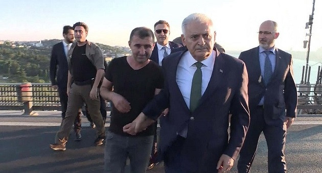 Köprüdeki olay için reklam diyenlere Davutoğlu ekibinden flaş yanıt