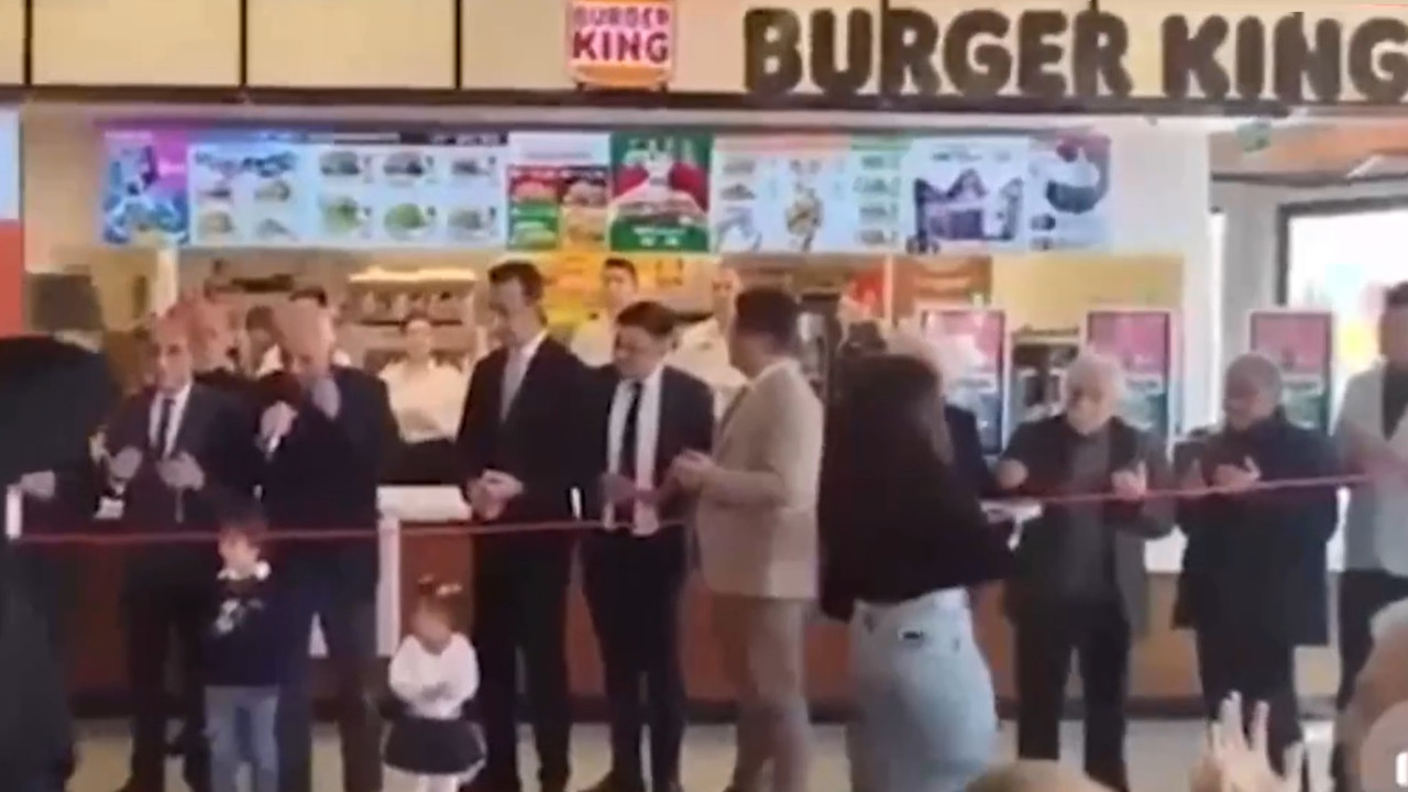 AKP’liler boykot çağrısı yaptıkları Burger King açılışına dualarla katıldı AKP’liler boykot çağrısı yaptıkları Burger King açılışına dualarla katıldı