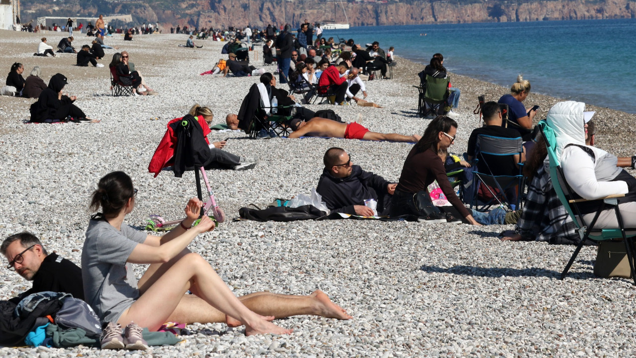 Antalya’da 18 derece sıcağı gören turistler soyunup denize girdi, vatandaşlar izlemekle yetindi