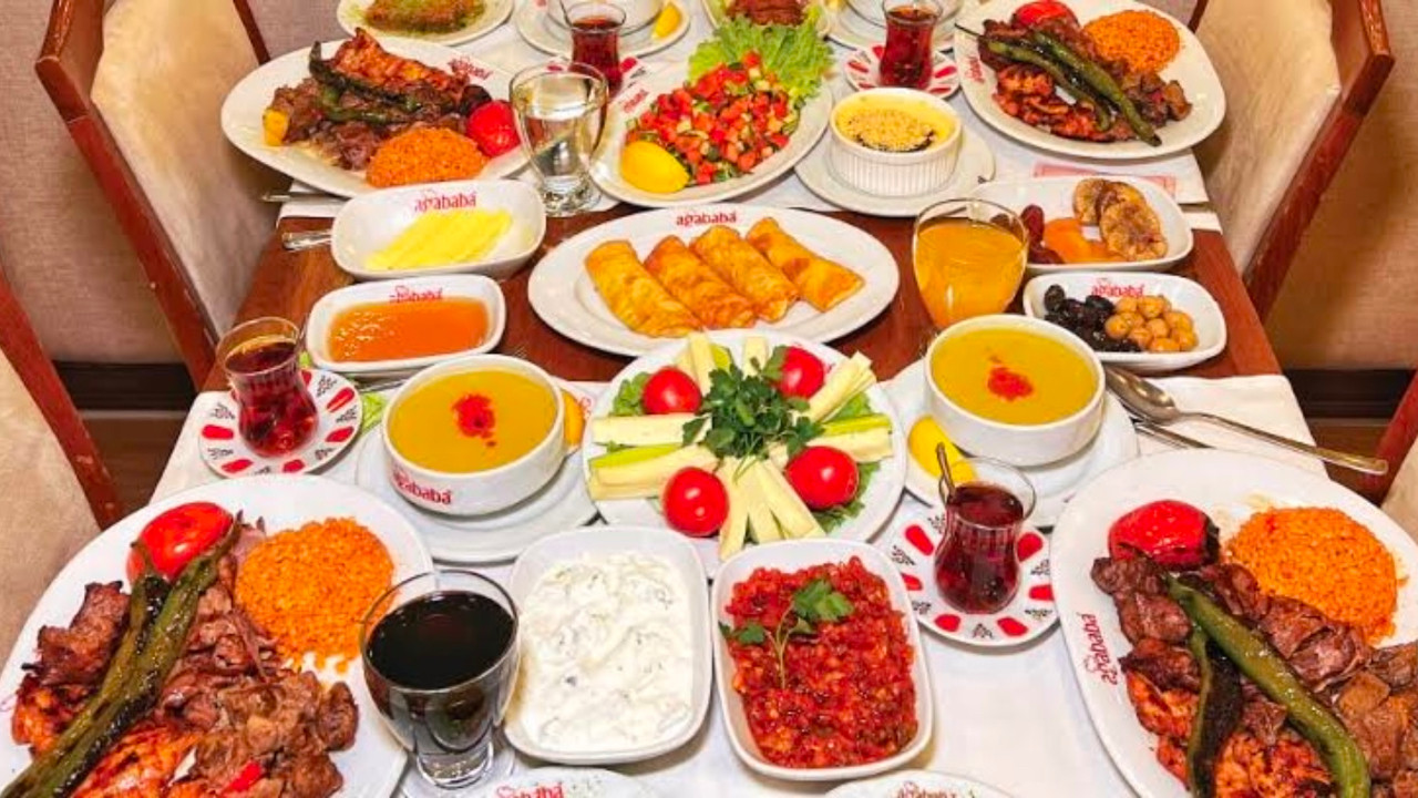 Hacı Sabancı’nın eşi Nazlı Sabancı iftar sunumu diyerek paylaştı! Tepki çekti Hacı Sabancı’nın eşi Nazlı Sabancı iftar sunumu diyerek paylaştı! Tepki çekti