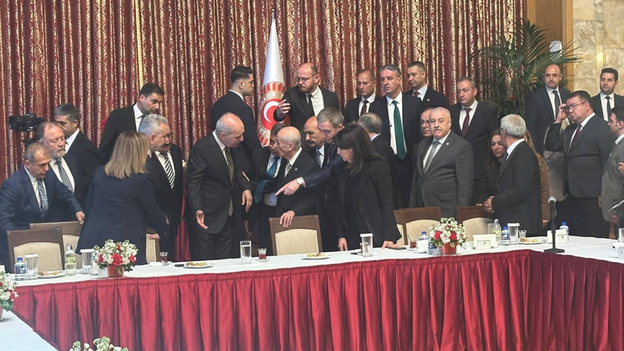Bahçeli, 3 ay sonra Meclis’te: Sırrı Süreyya Önder için yapılan anma törenine katıldı Bahçeli, 3 ay sonra Meclis’te: Sırrı Süreyya Önder için yapılan anma törenine katıldı