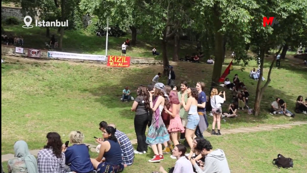 Maçka Parkında üniversite şenliğinde zıplamayan Tayyipçi sloganı atan gençler gözaltına alındı Maçka Parkında üniversite şenliğinde zıplamayan Tayyipçi sloganı atan gençler gözaltına alındı