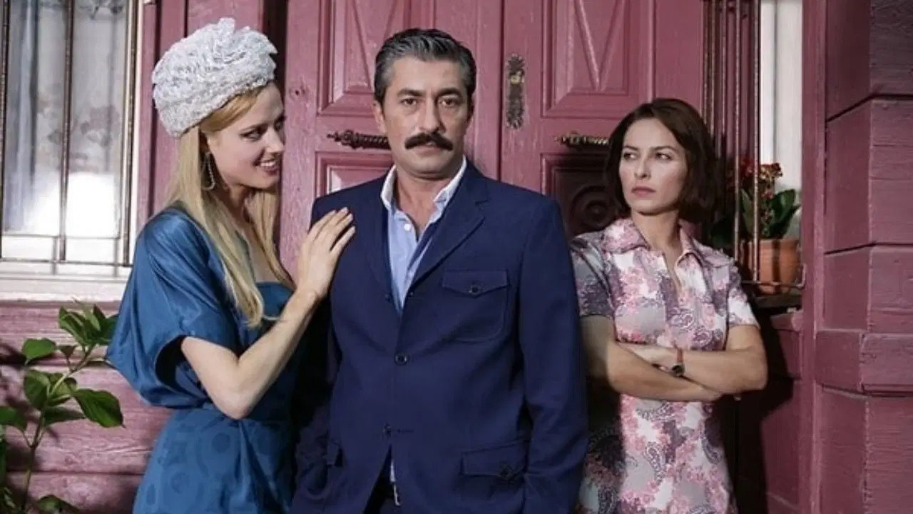 Öyle Bir Geçer Zaman Ki dizisi yıldızları Erkan Petekkaya ve Ayça ...