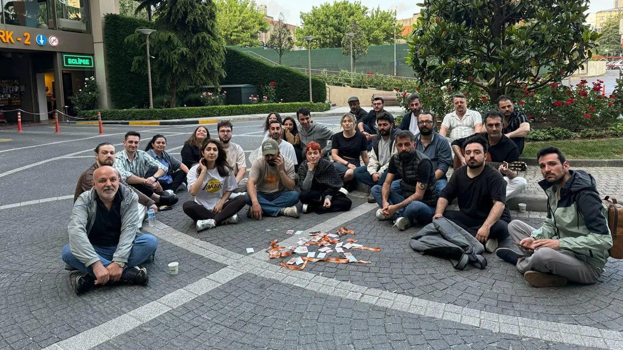 KRT emekçilerinin direnişi sürüyor: Bayramın üçüncü gününde dayanışma çağrısı KRT emekçilerinin direnişi sürüyor: Bayramın üçüncü gününde dayanışma çağrısı