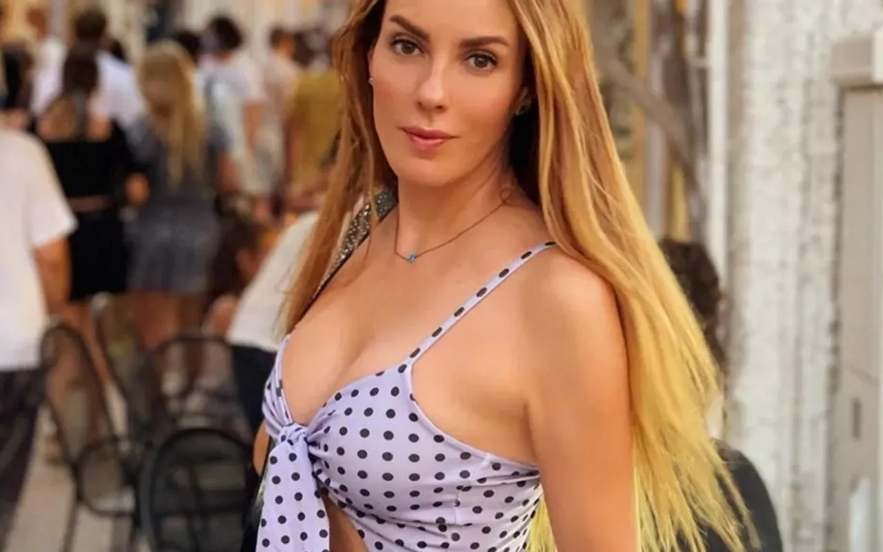 Zeynep koltuk çıplak