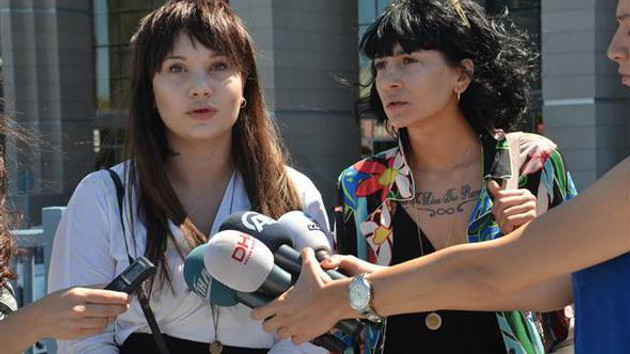 Moda Tasarımcısı 24 yaşındaki Çağla Köse'nin kıyafetine müdahale ettiği iddiasıyla ilgili adli soruşturma başlatıldı. ile ilgili görsel sonucu