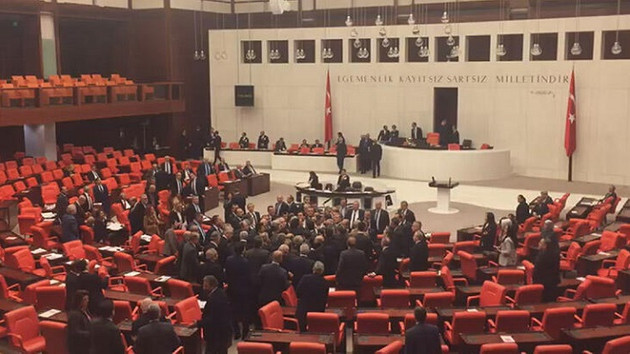 TBMM’de bütçe görüşmeleri sırasında kavga çıktı!