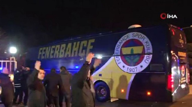 Fenerbahçe taraftarı takım otobüsüne böyle saldırdı