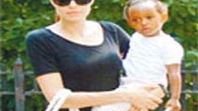 Angelina Jolie Neden Minik Kzn Srekli Kucanda Tayor Te