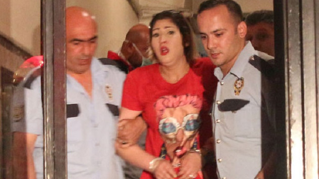 Üç erkek, bir kadın evde alem yaptılar! Yaşananları vicdan azabından