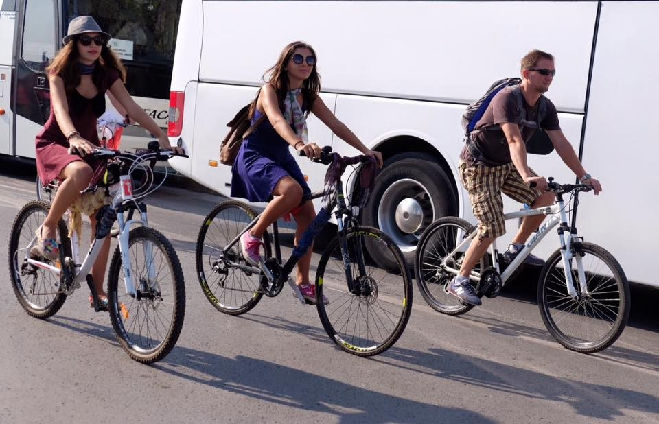 Süslü kadınlar bisiklet turuna büyük ilgi - Resim: 1
