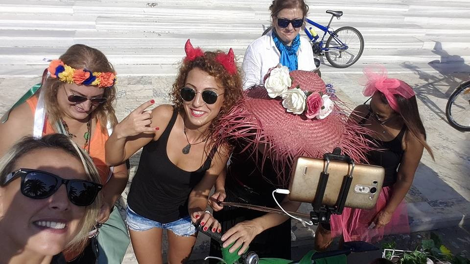 Süslü kadınlar bisiklet turuna büyük ilgi - Resim: 2