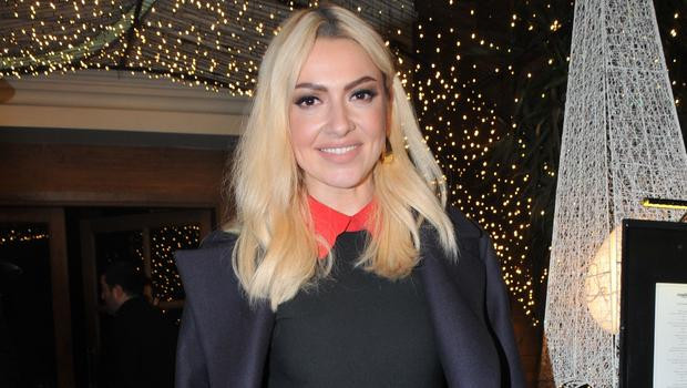 Sivaslı Hadise mini giydi soğuktan titredi - Resim: 1