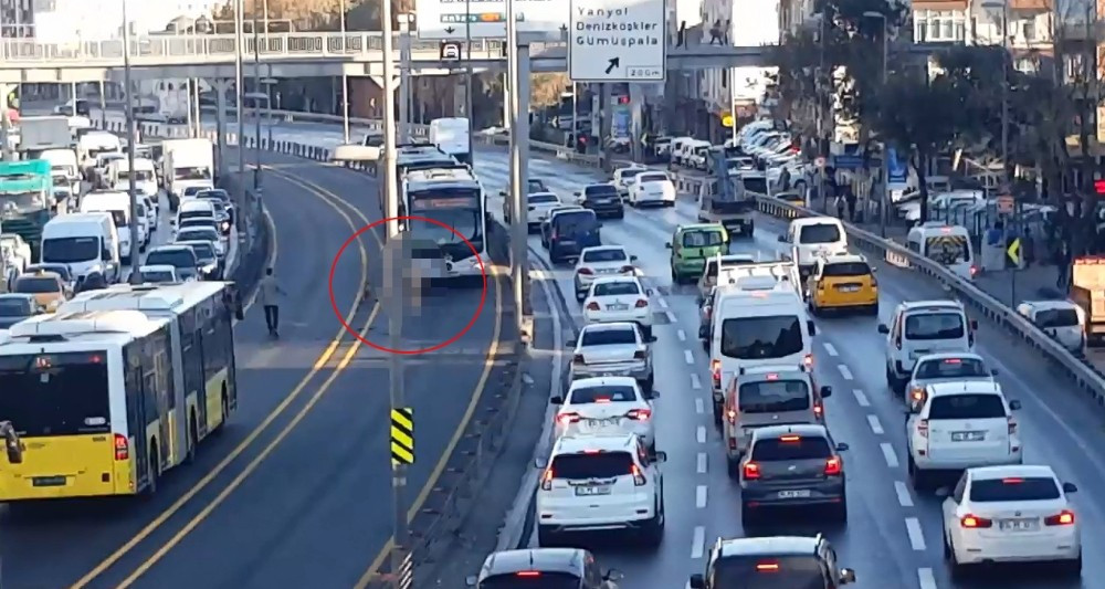Çırılçıplak metrobüs yoluna atladı