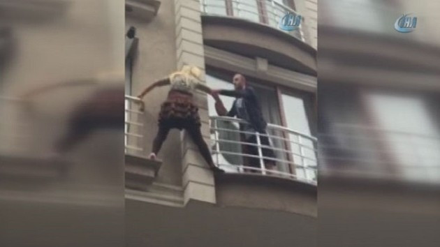 Şiddetten kaçarken balkona çıkan kadın böyle vuruldu - Resim: 1