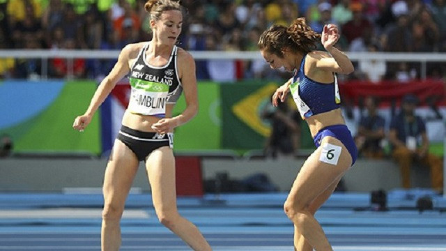 Abbey D'Agostino yere düştü, yardımına Nikki Hamblin koştu.. Rio'da kadın atlet dayanışması - Resim: 1