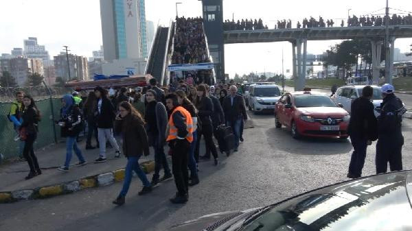 Binlerce Kisi Tuyap Istanbul Kitap Fuari Na Akin Etti Ilginc Goruntuler Medyafaresi Com Mobil