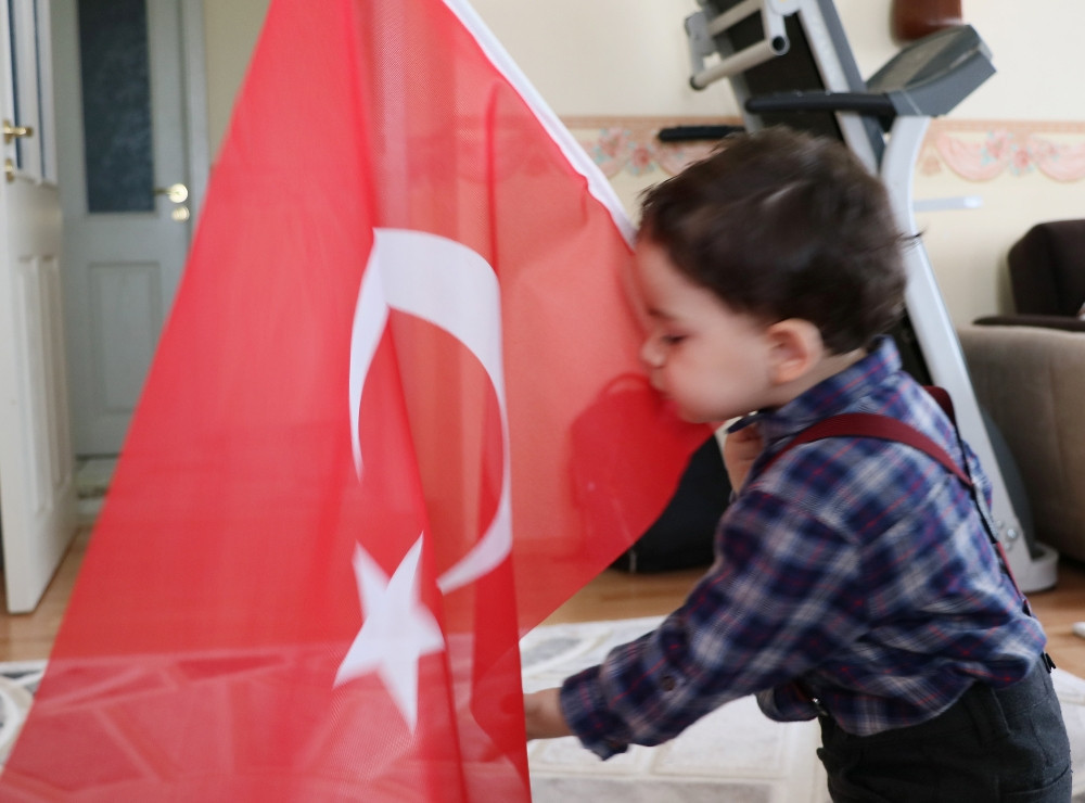 1,5 yaşındaki çocuğun Türk bayrağı sevgisi 