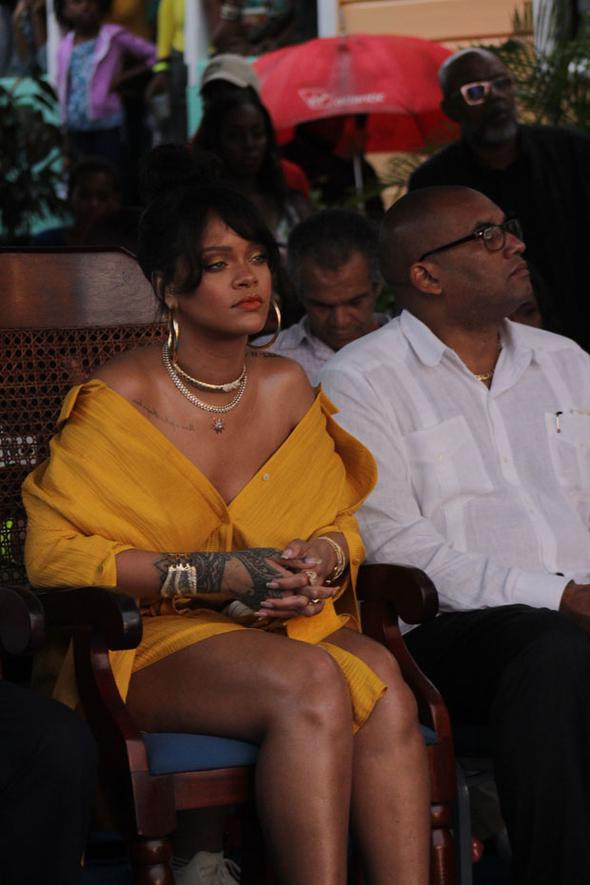 Rihanna Aldığı Kiloları Takmıyor
