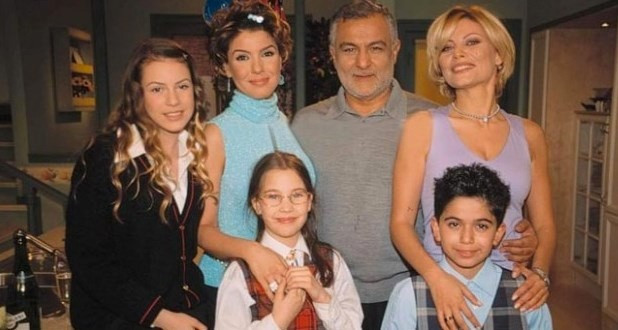 Sinem Kobal In Cocukluk Fotograflari Ortaya Cikti Medyafaresi Com Mobil