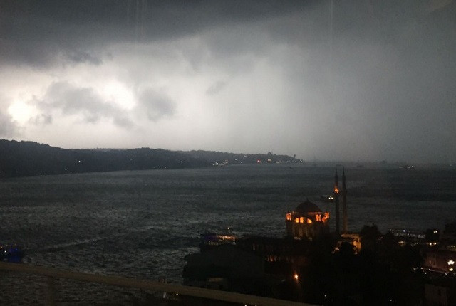 İstanbul'u yaz ortasında dolu vurdu! Sel, yangın, patlama... Kabus gibi! - Resim: 1