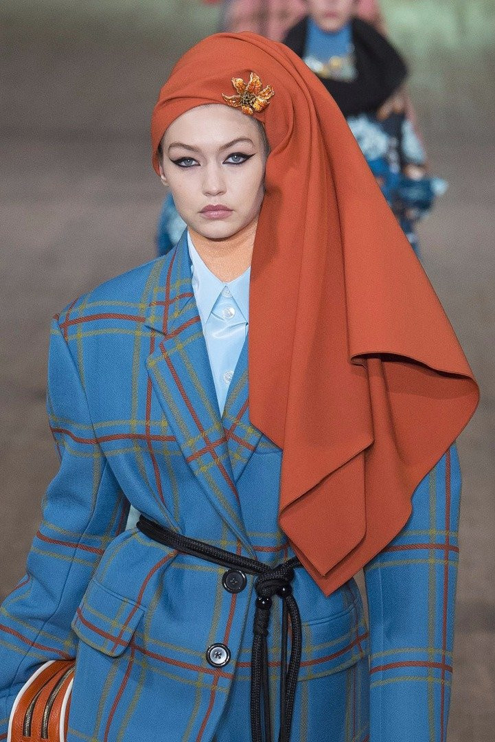 Gigi Hadid�in tesettüre girdiği defileye öz eleştiri geldi
