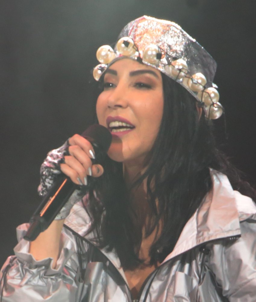 Hande Yener’in alüminyum folyoya benzetilen kıyafeti alay konusu oldu