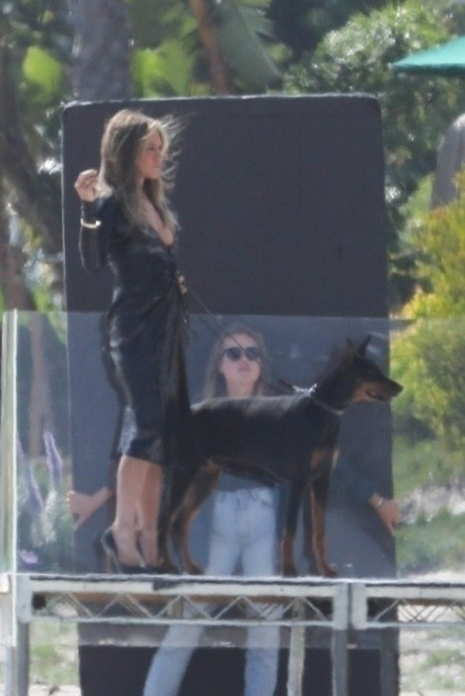 Jennifer Aniston bir çekim için seksi pozlar verdi