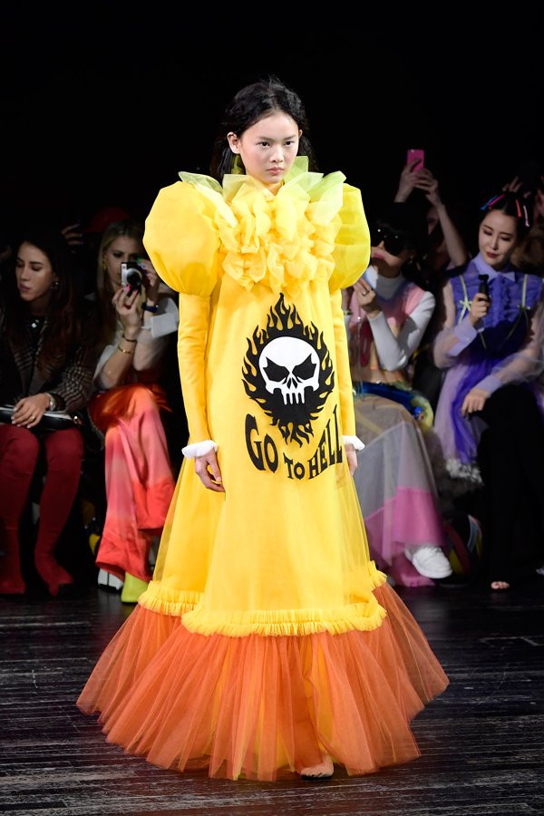 Viktor&amp;Rolf’un ev fiyatına satılan tül elbiseleri şaşkınlık yarattı