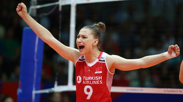 Naz Aydemir Akyol hem annelik yaptı hem de milli takım ...
