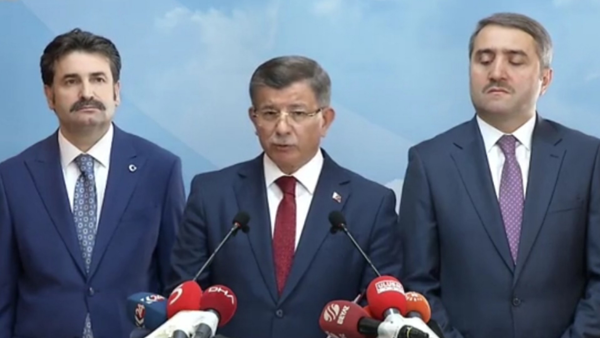 AKP'den Davutoğlu ve ekibinin istifasına ilk tepki: Fıkra bu kadar - Resim: 1