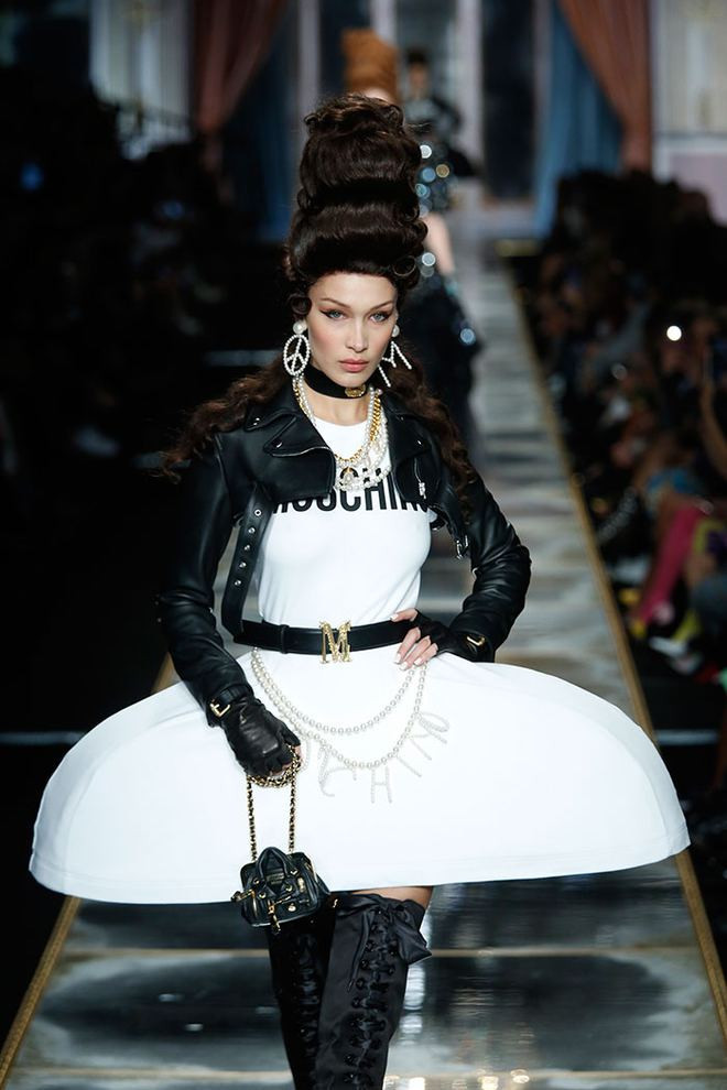 Moschino Fransa Kraliçesi Marie esinlendi