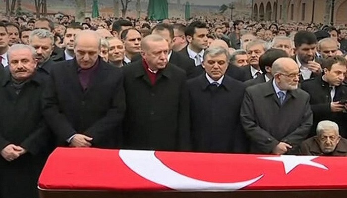 Şevket Kazan'ın cenazesinde yan yana saf tutan Erdoğan ve Gül'ün arasına başka biri girdi - Resim: 1