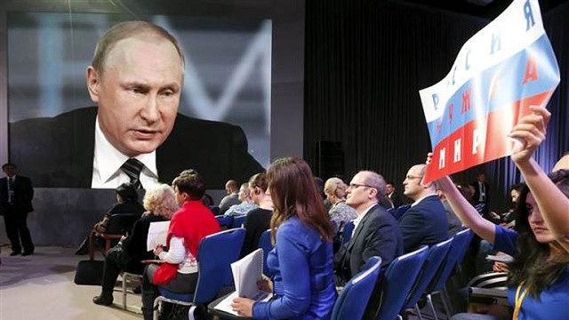 İşte Putin'e Türk bayrağıyla soru soran Rus muhabir - Resim: 1