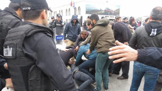 Kadıköy karıştı, yaka paça gözaltı - Resim: 2