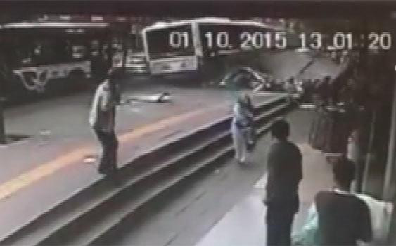 Ankara'daki otobüs kazasının şok görüntüleri - Resim: 1