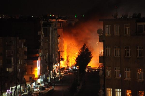 Diyarbakır'da teröristler kent merkezinde yol kesti, yoğun çatışma yaşandı - Resim: 1
