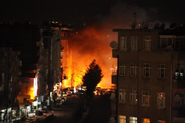 Diyarbakır'da teröristler kent merkezinde yol kesti, yoğun çatışma yaşandı - Resim: 2