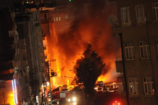 Diyarbakır'da teröristler kent merkezinde yol kesti, yoğun çatışma yaşandı - Resim: 3