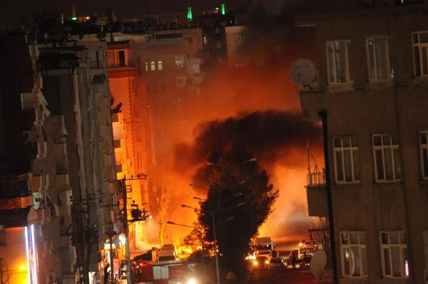 Diyarbakır'da teröristler kent merkezinde yol kesti, yoğun çatışma yaşandı - Resim: 4
