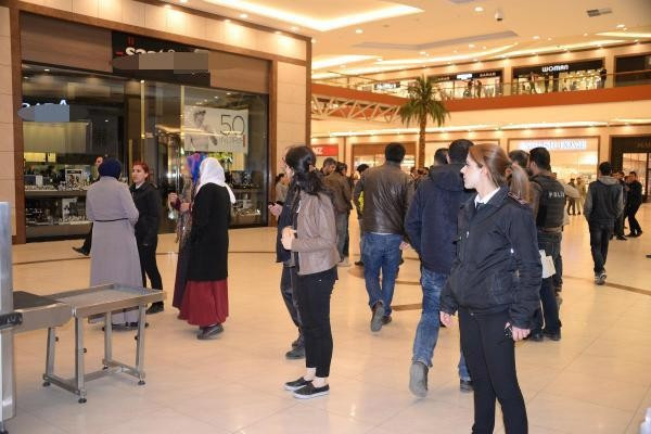 Diyarbakır son dakika... Alkollu müşteri AVM’de ateş açınca paniğe yol açtı! Şok görüntüler - Resim: 2