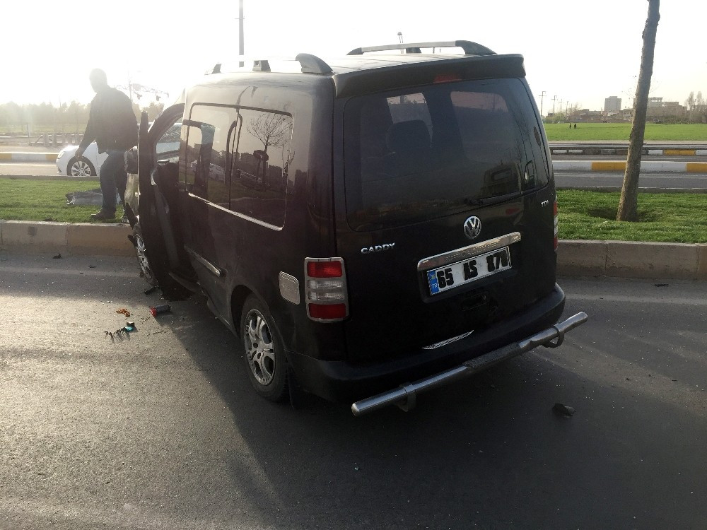 HDP’li Öcalan’ın aracı kaza yaptı: 4 yaralı - Resim: 1