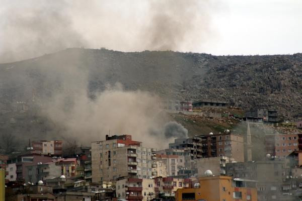 Şırnak'ta keskin nişancı PKK'lıların gizlendikleri evlere top atışı - Resim: 1
