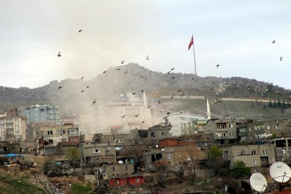 Şırnak'ta keskin nişancı PKK'lıların gizlendikleri evlere top atışı - Resim: 6