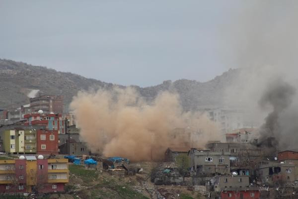Şırnak'ta keskin nişancı PKK'lıların gizlendikleri evlere top atışı - Resim: 7