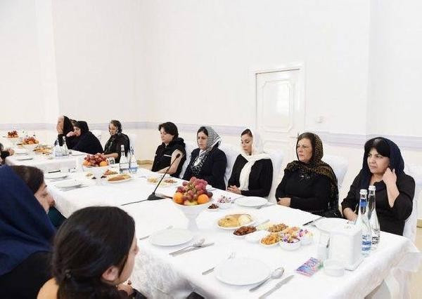 Azerbaycan first ladysi şehit annelerin önünde, göz yaşlarına hakim olamadı - Resim: 2